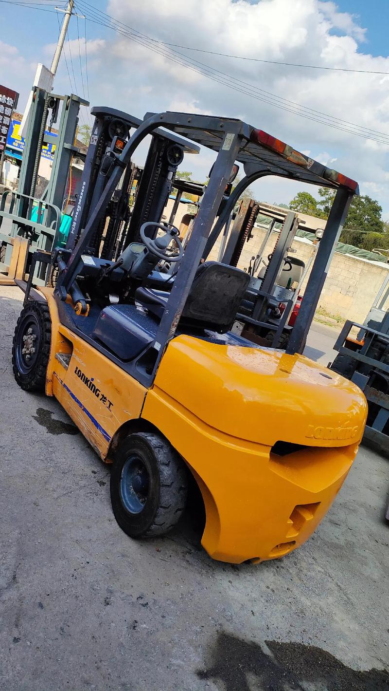 5吨手动挡叉车选购与使用指南 3节臂、4.5米升高、实心轮胎与动力解析