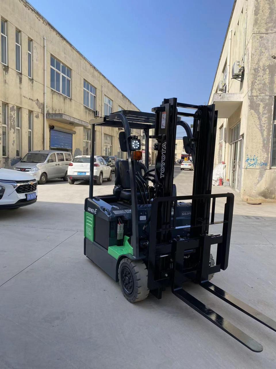 新能源环保先锋 丰田1吨三支点电动叉车，原厂侧移，高效赋能绿色仓储