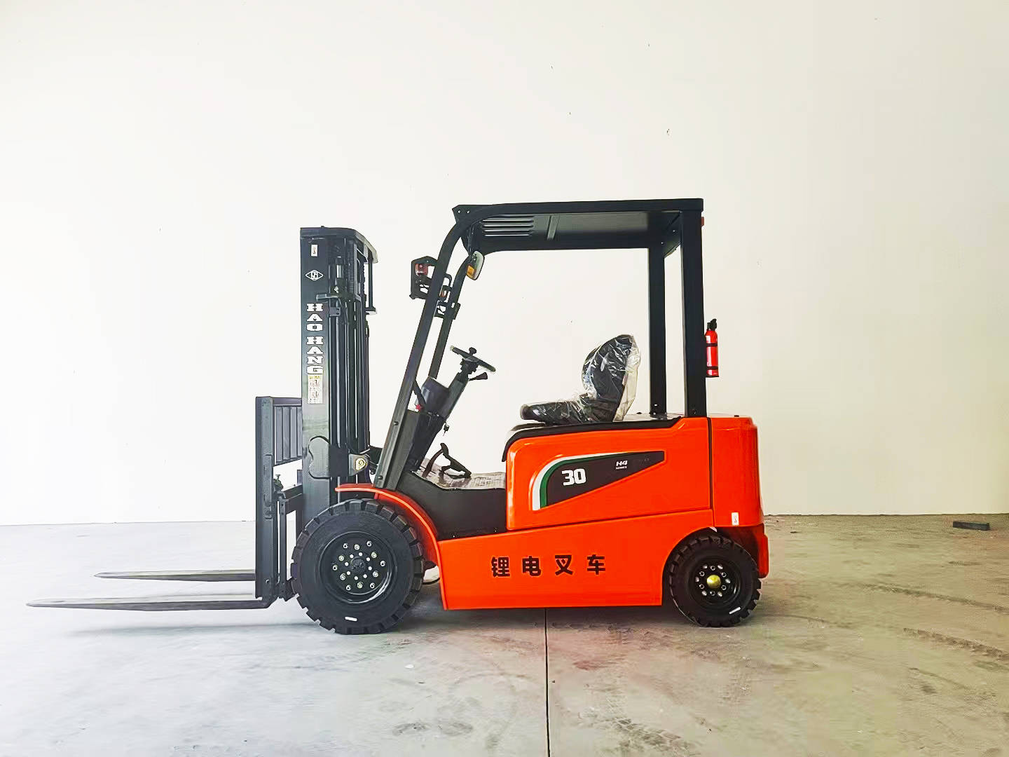 昊航新能源 3吨锂电池电动叉车新品上架，引领绿色搬运新浪潮